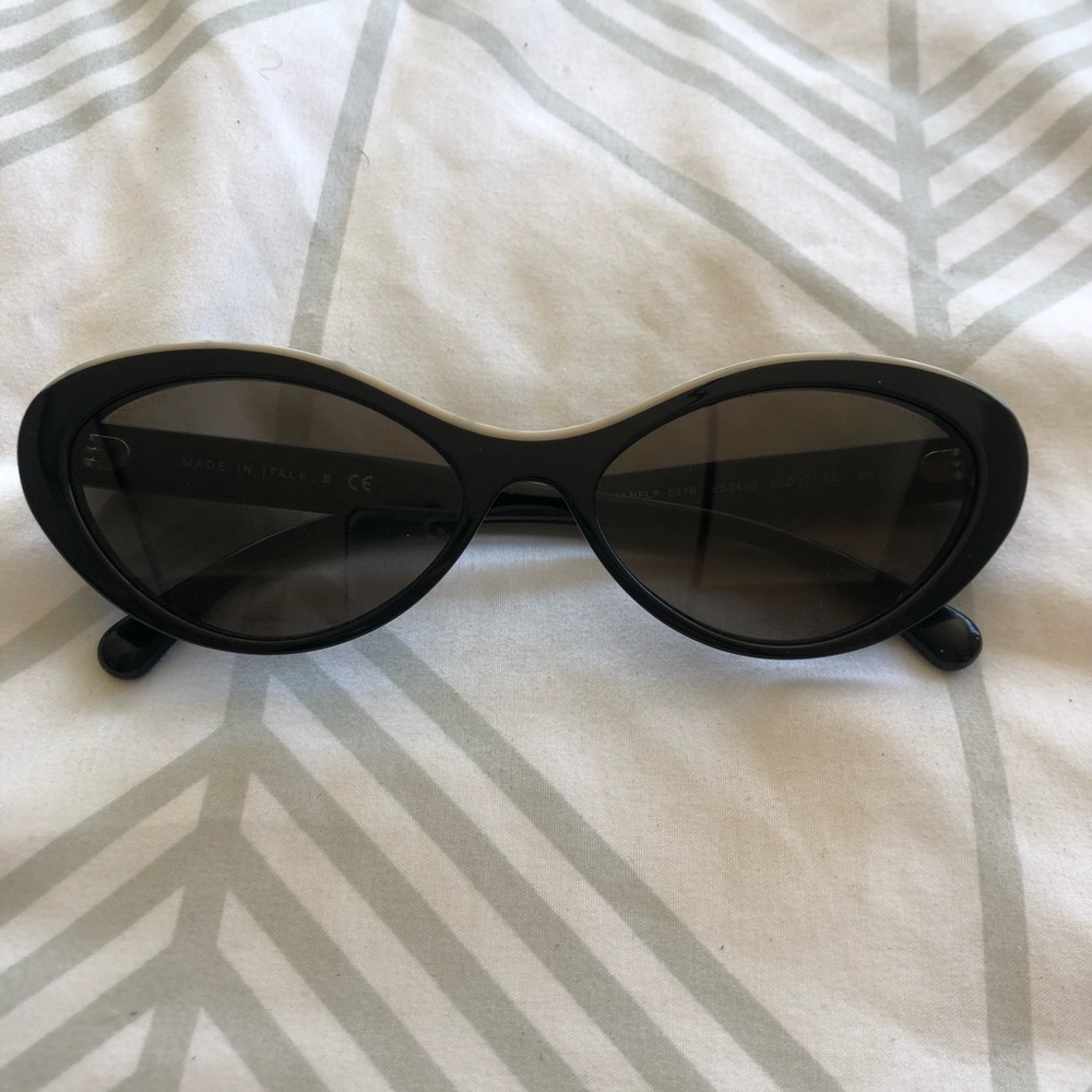 ❌SOLD!!!!❌Authentic Chanel 5416 oval black logo sunglasses(Used)